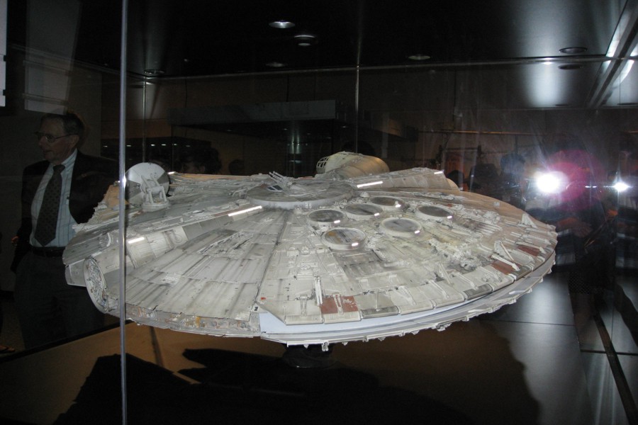 ../image/millennium falcon 1.jpg